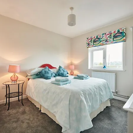 Lloret- Modern Retreat With Castle Views And Private Hot Tub Laugharne Exterior photo
