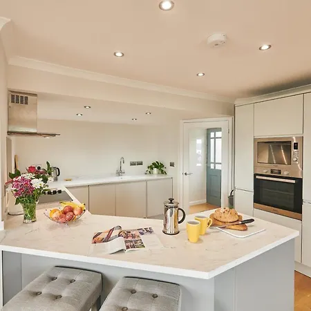 Lloret- Modern Retreat With Castle Views And Private Hot Tub Laugharne Exterior photo