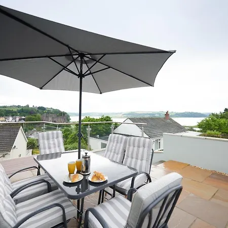 Lloret- Modern Retreat With Castle Views And Private Hot Tub Laugharne Exterior photo