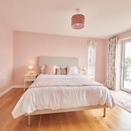 Lloret- Modern Retreat With Castle Views And Private Hot Tub Laugharne Exterior photo