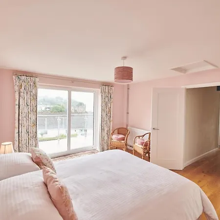 Lloret- Modern Retreat With Castle Views And Private Hot Tub Laugharne Exterior photo