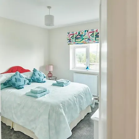 Lloret- Modern Retreat With Castle Views And Private Hot Tub Laugharne Exterior photo
