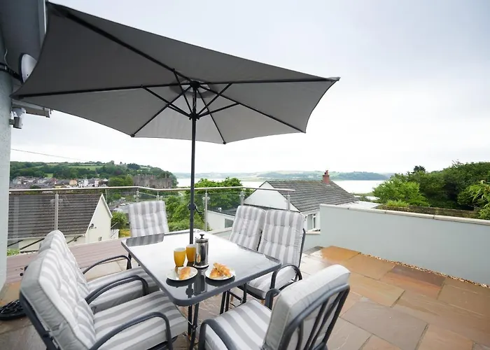Lloret- Modern Retreat With Castle Views And Private Hot Tub