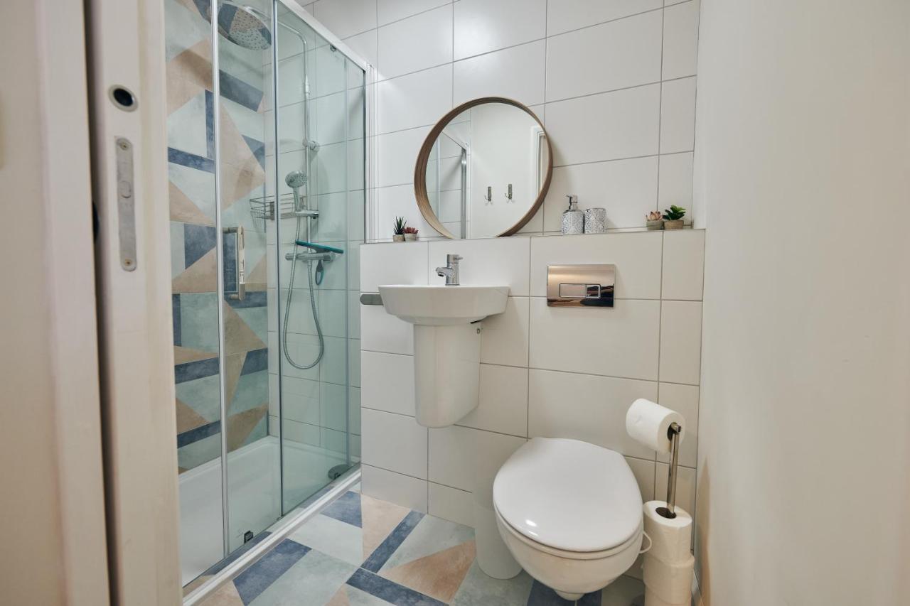 Lloret- Modern Retreat With Castle Views And Private Hot Tub * Laugharne