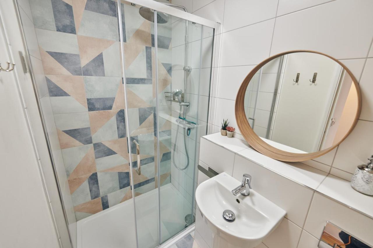 Lloret- Modern Retreat With Castle Views And Private Hot Tub *