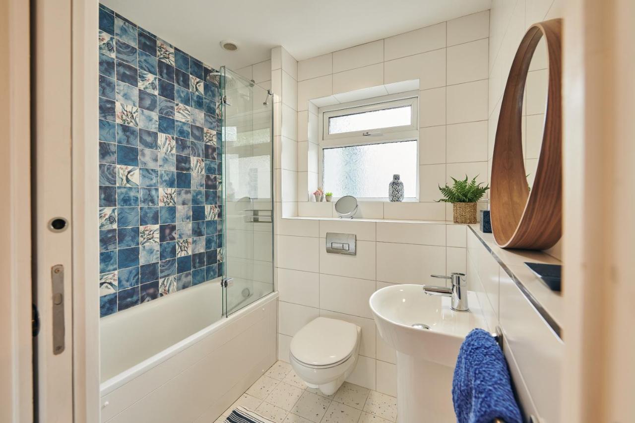 Holiday home Lloret- Modern Retreat With Castle Views And Private Hot Tub Laugharne