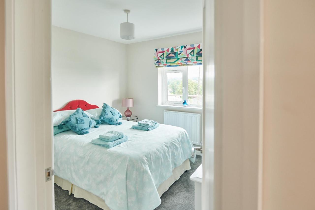 Lloret- Modern Retreat With Castle Views And Private Hot Tub *